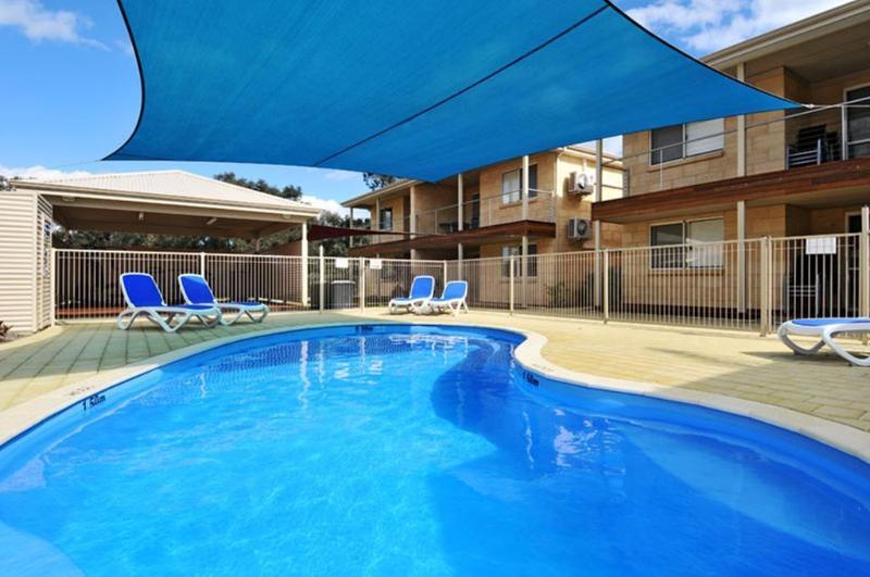 Lakeside Apartments And River Resort Villas South Yunderup Exterior photo